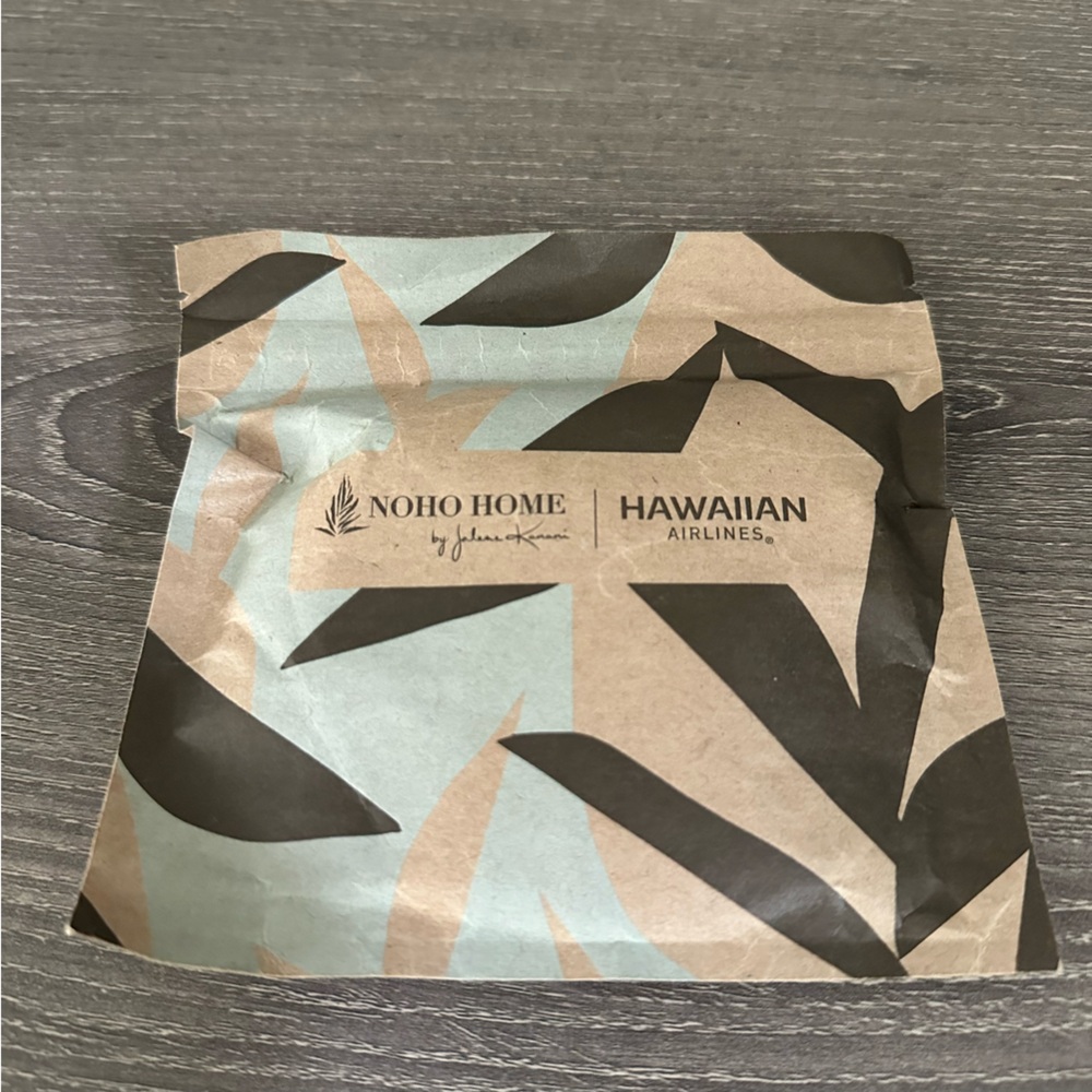 Hawaiian NohoHome Kit Earplugs Eye Mask